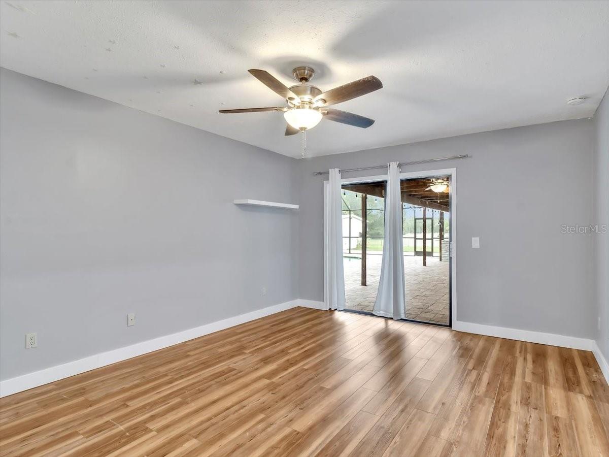 Listing photo id 23 for 25555 Oaks Boulevard