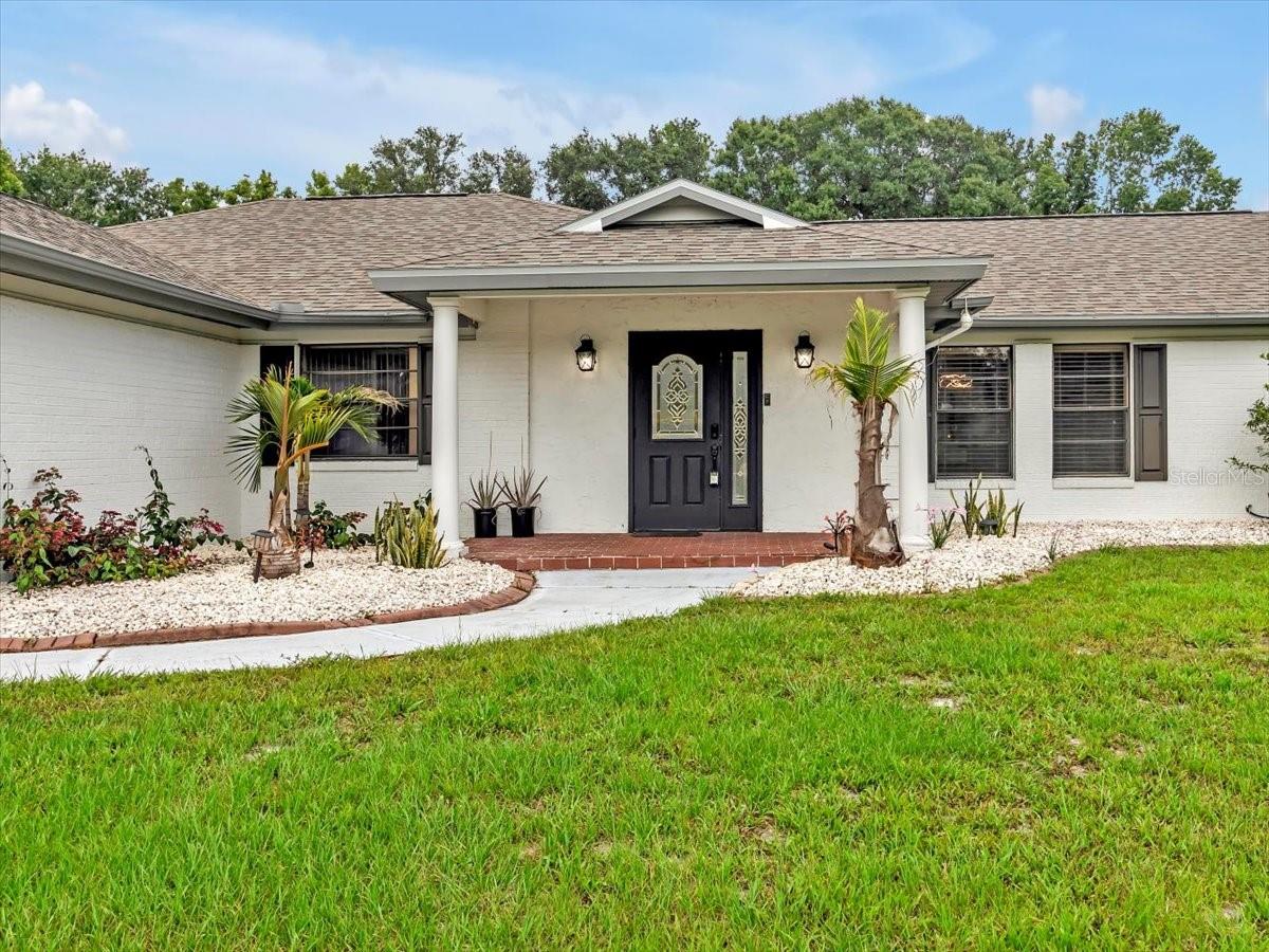 Listing photo id 1 for 25555 Oaks Boulevard