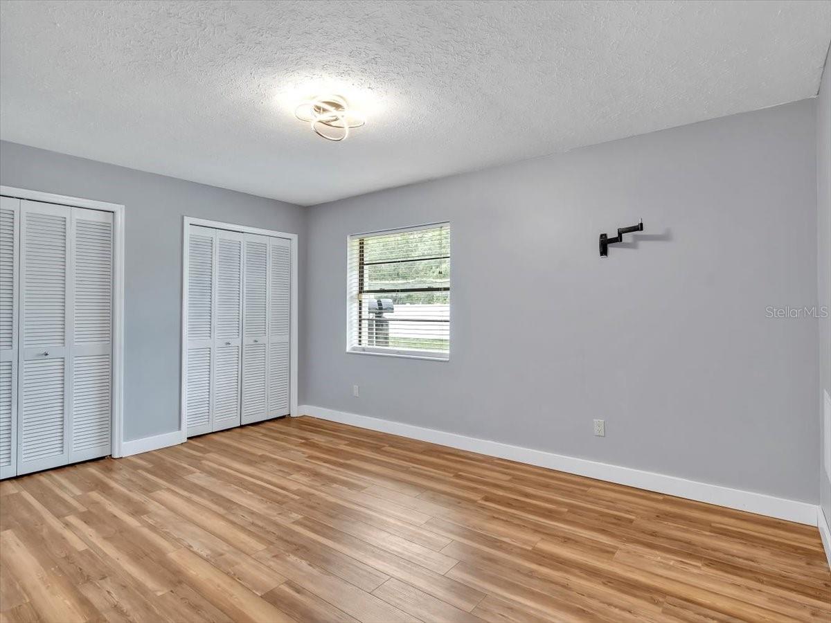 Listing photo id 28 for 25555 Oaks Boulevard