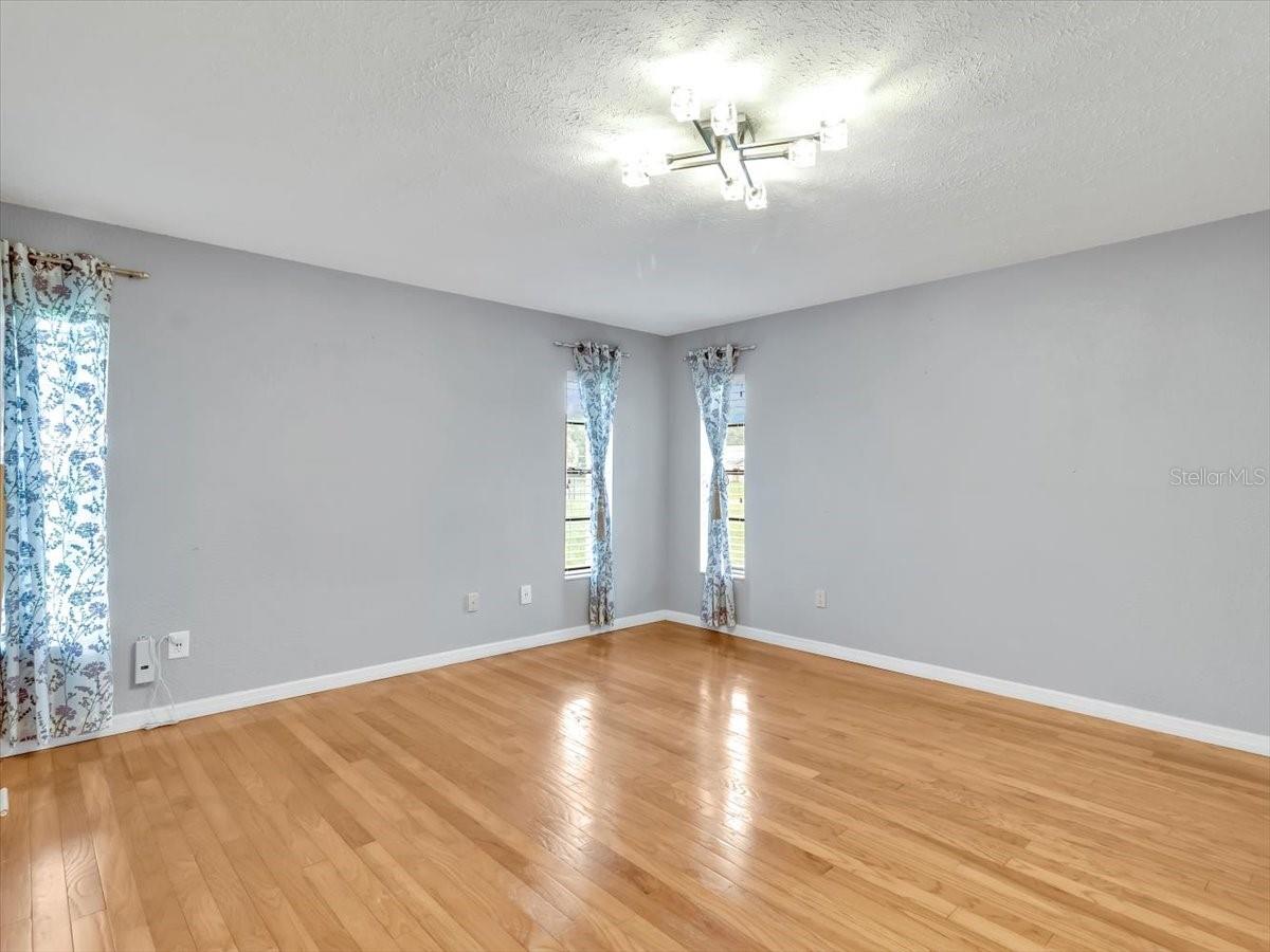Listing photo id 33 for 25555 Oaks Boulevard