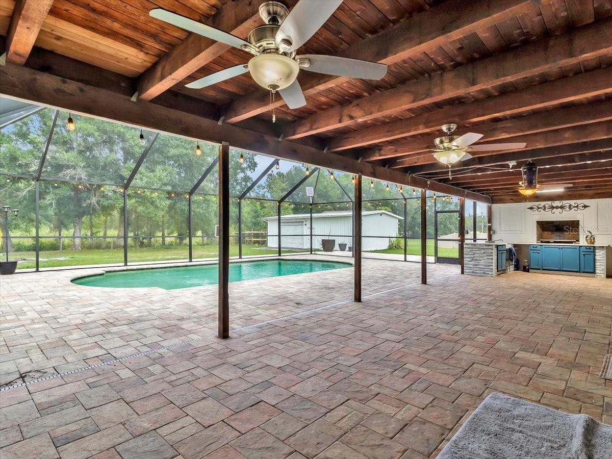 Listing photo id 40 for 25555 Oaks Boulevard