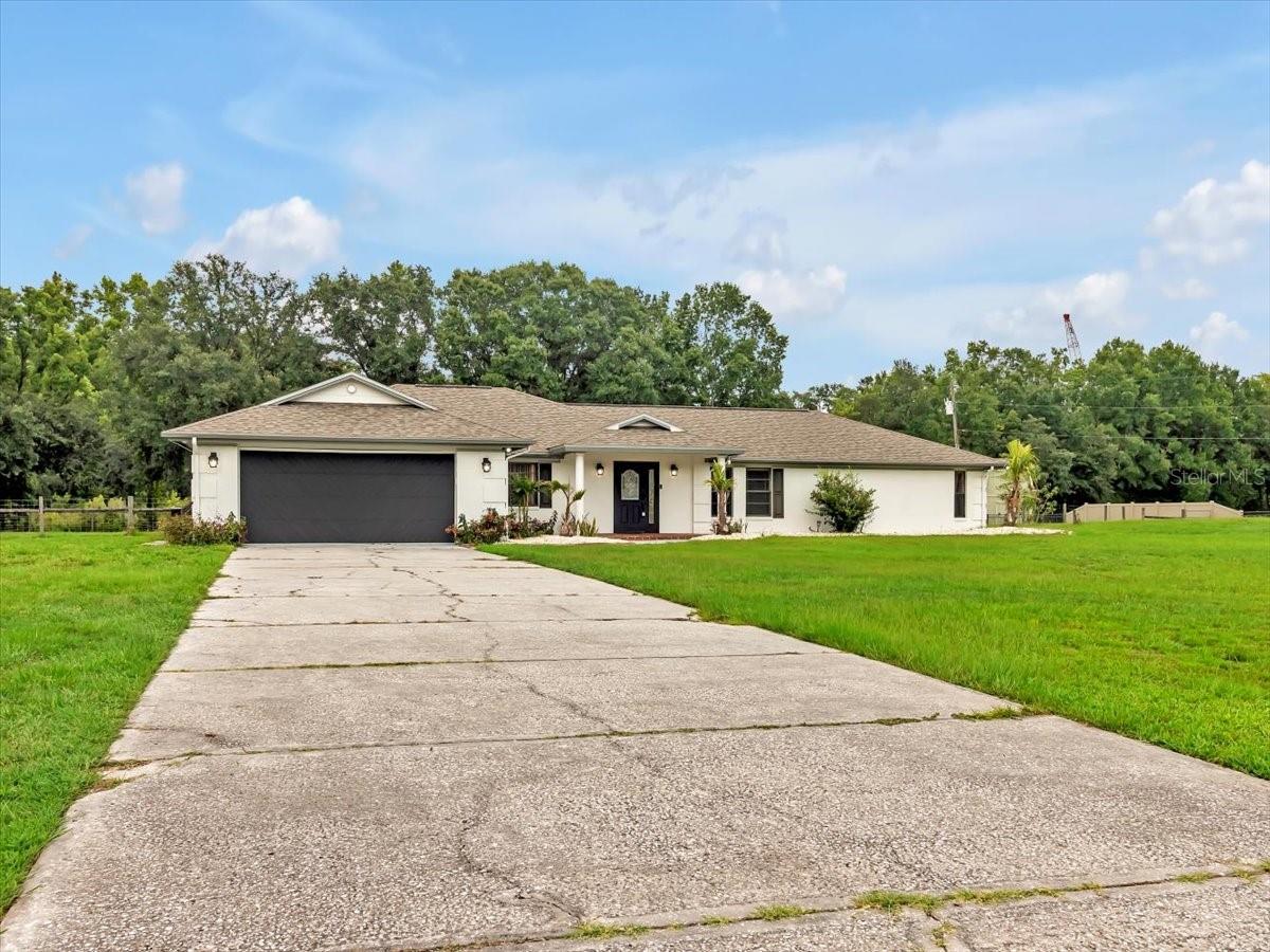Listing photo id 4 for 25555 Oaks Boulevard