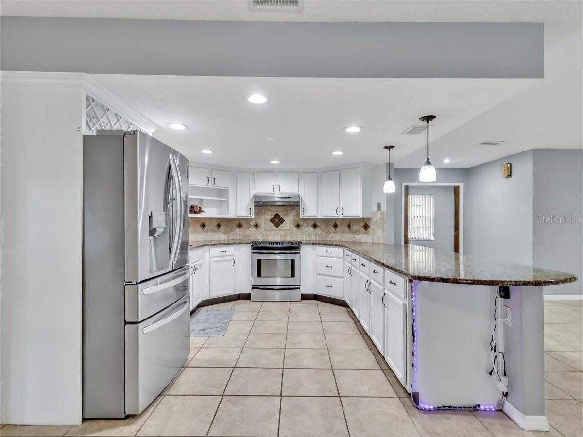 Listing photo id 6 for 25555 Oaks Boulevard
