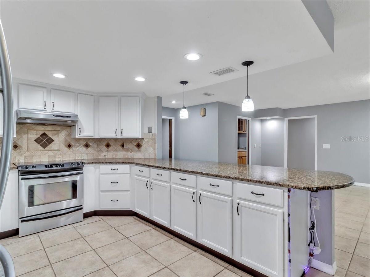 Listing photo id 7 for 25555 Oaks Boulevard