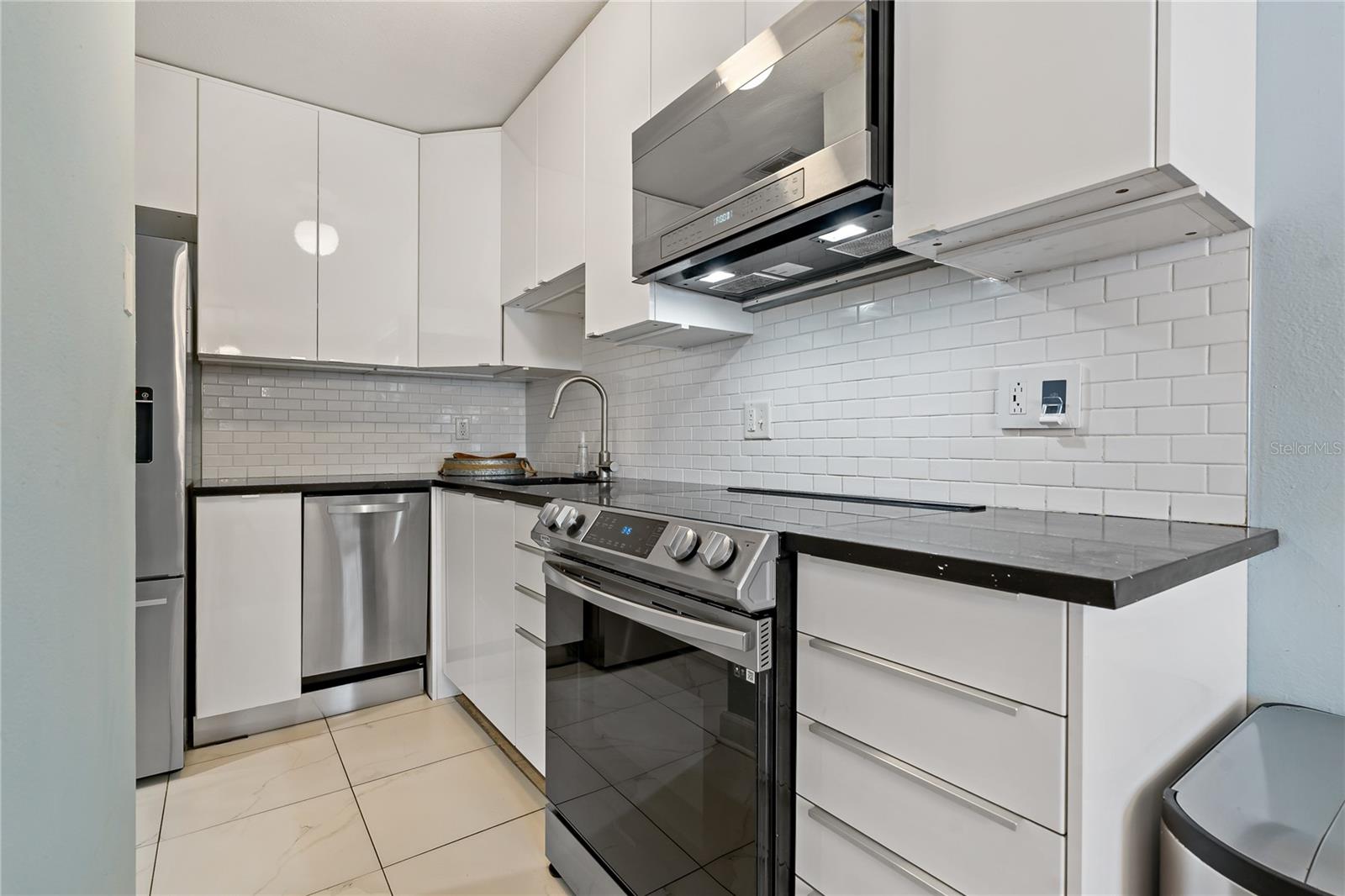 Image 11 of 45 For 101 Pompano Drive Se C