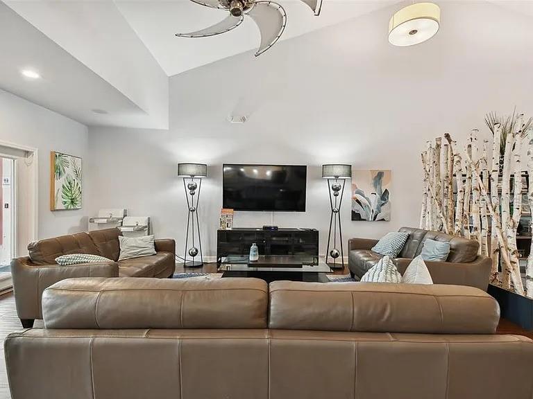 Image 39 of 45 For 101 Pompano Drive Se C