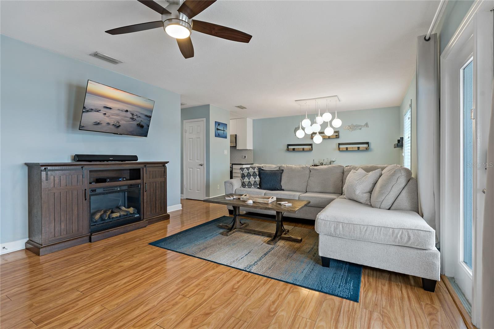 Image 4 of 45 For 101 Pompano Drive Se C
