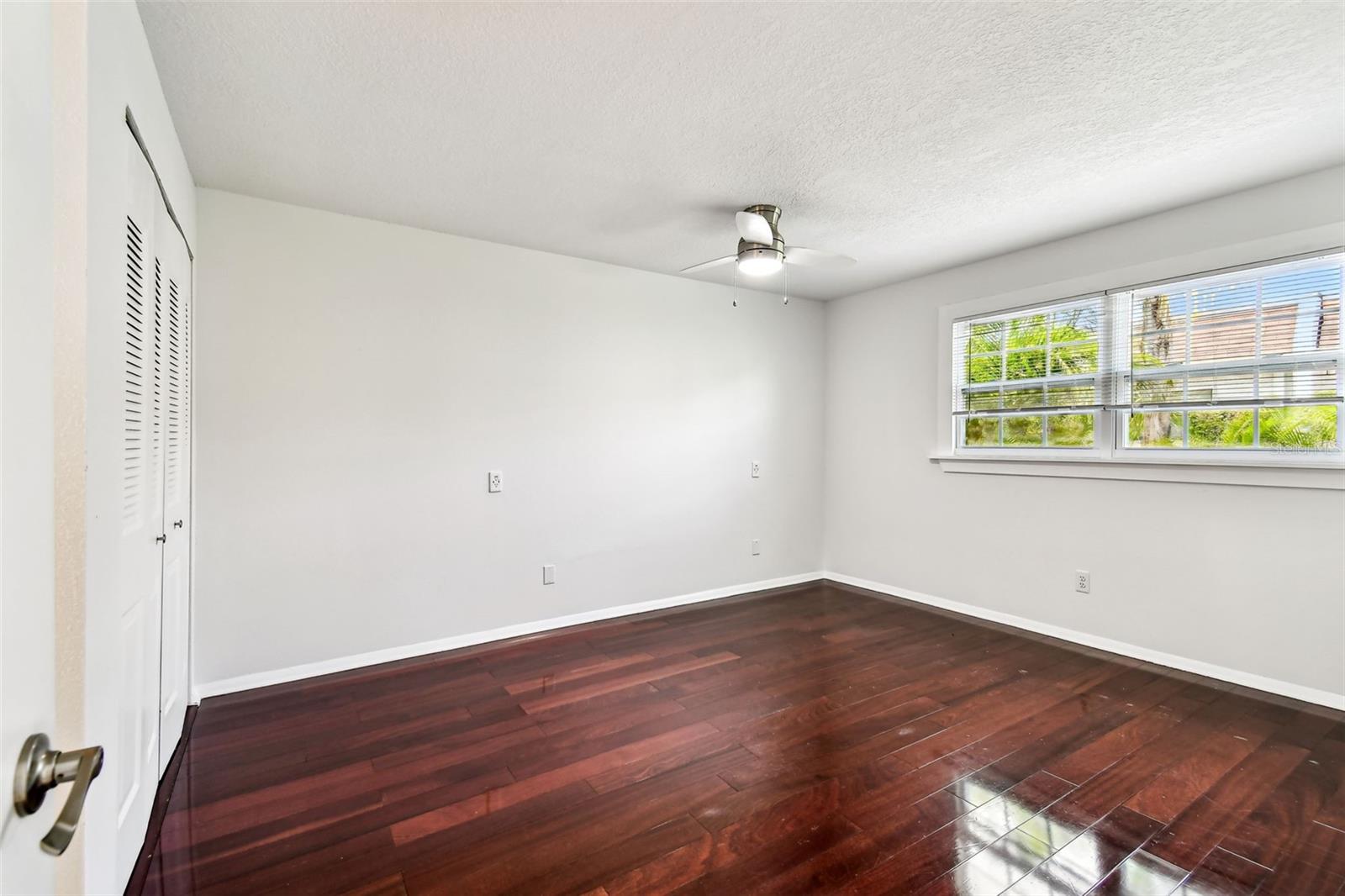 Image 10 of 28 For 9142 Oakwood Lane