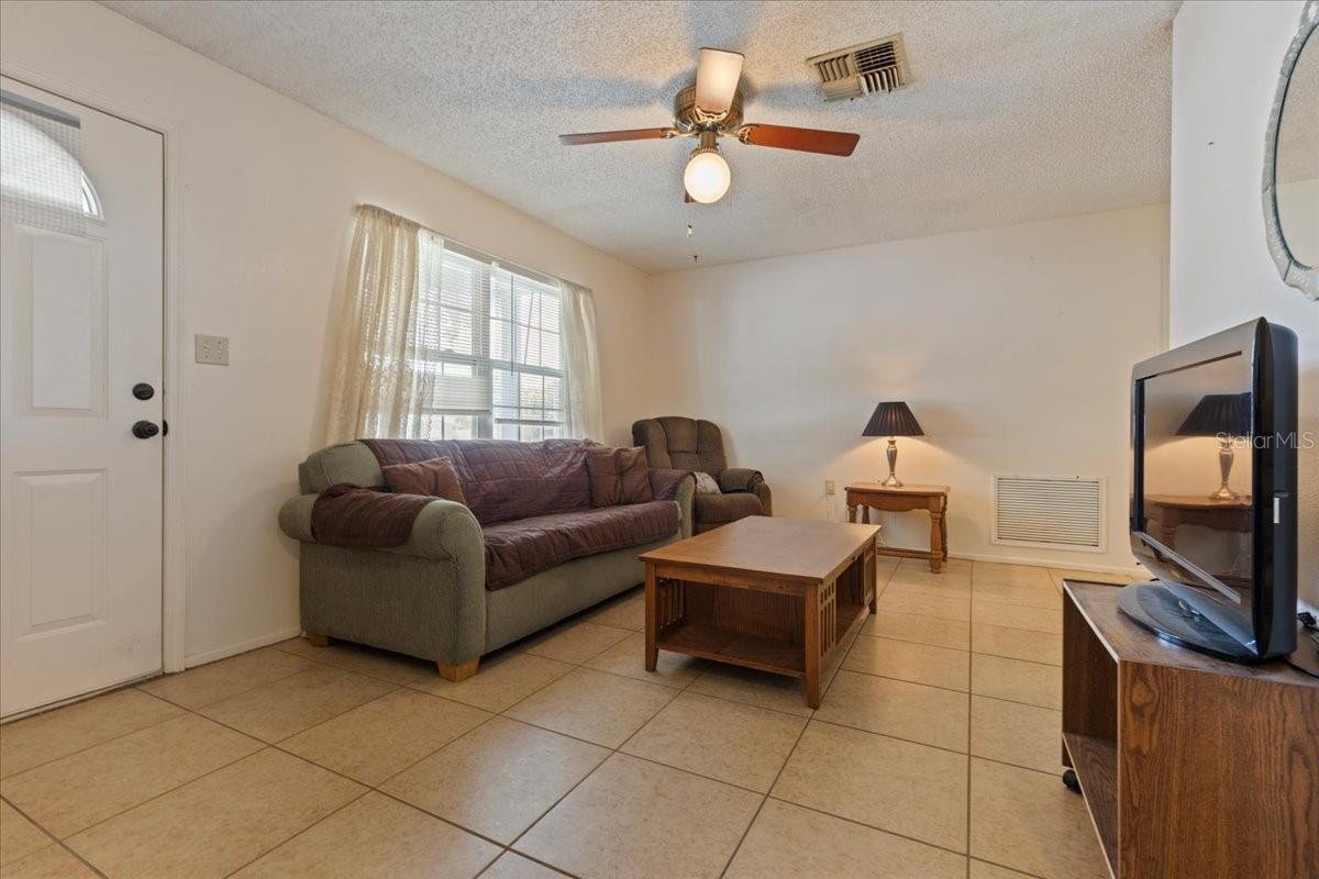 Image 5 of 24 For 9927 Woodridge Court