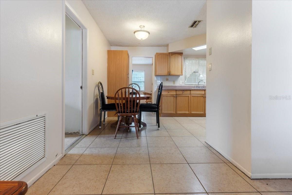 Image 6 of 24 For 9927 Woodridge Court