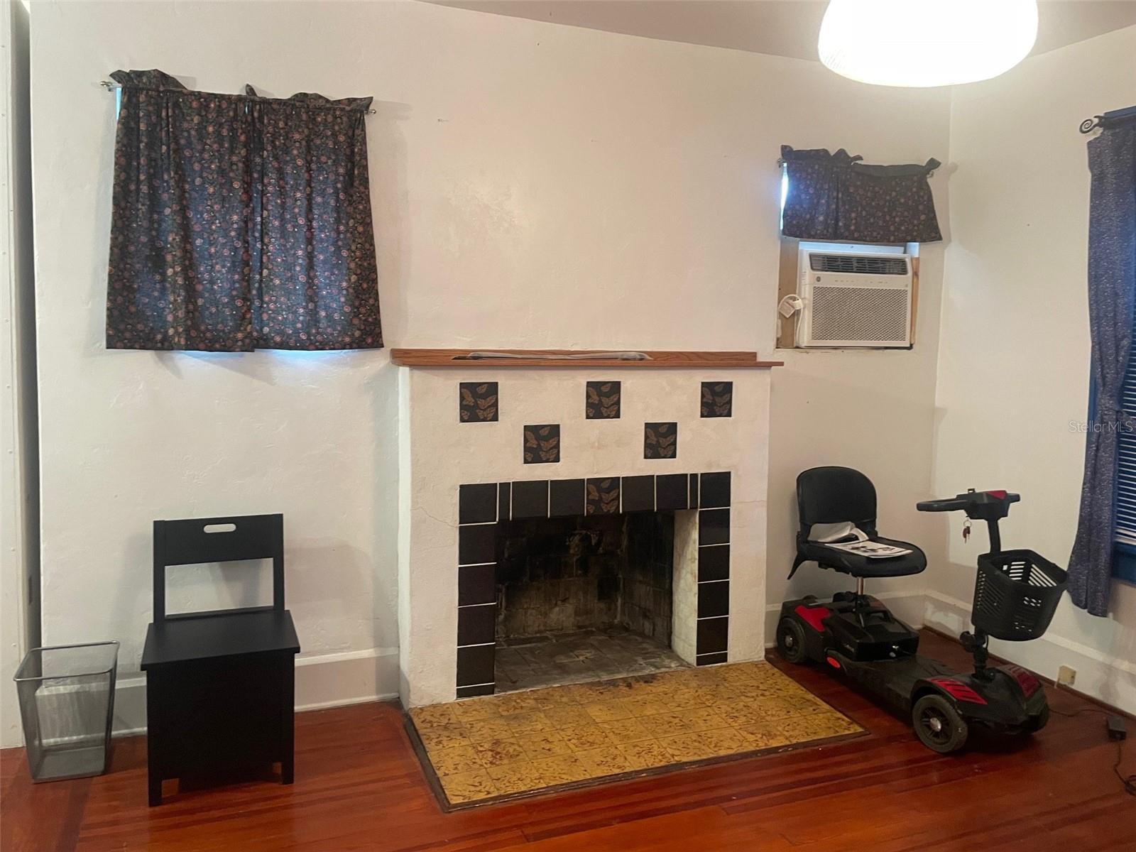 Image 3 of 20 For 4526 Burlington Avenue N