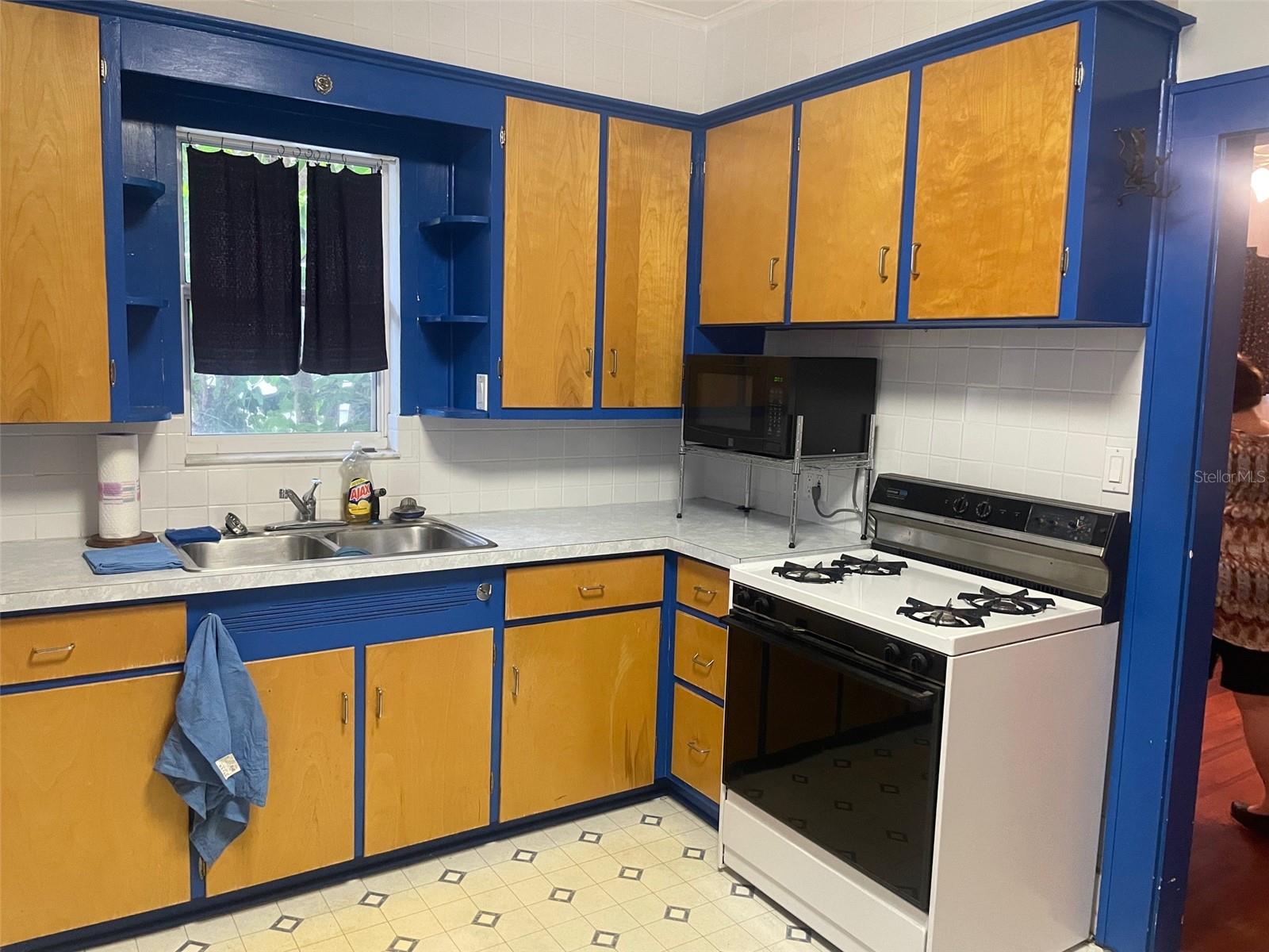 Image 7 of 20 For 4526 Burlington Avenue N