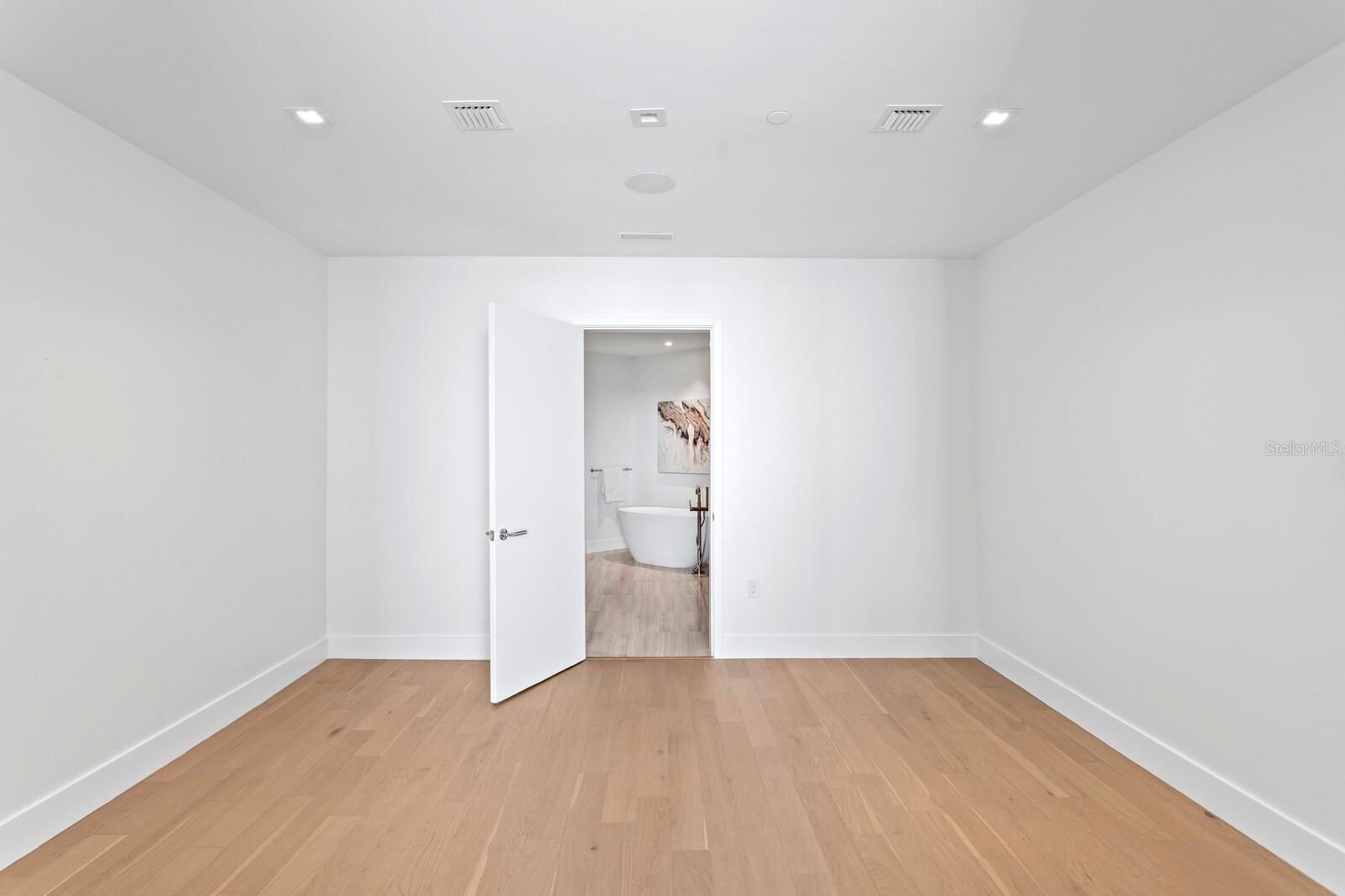 Image 30 of 95 For 2912 Santiago Street 1201