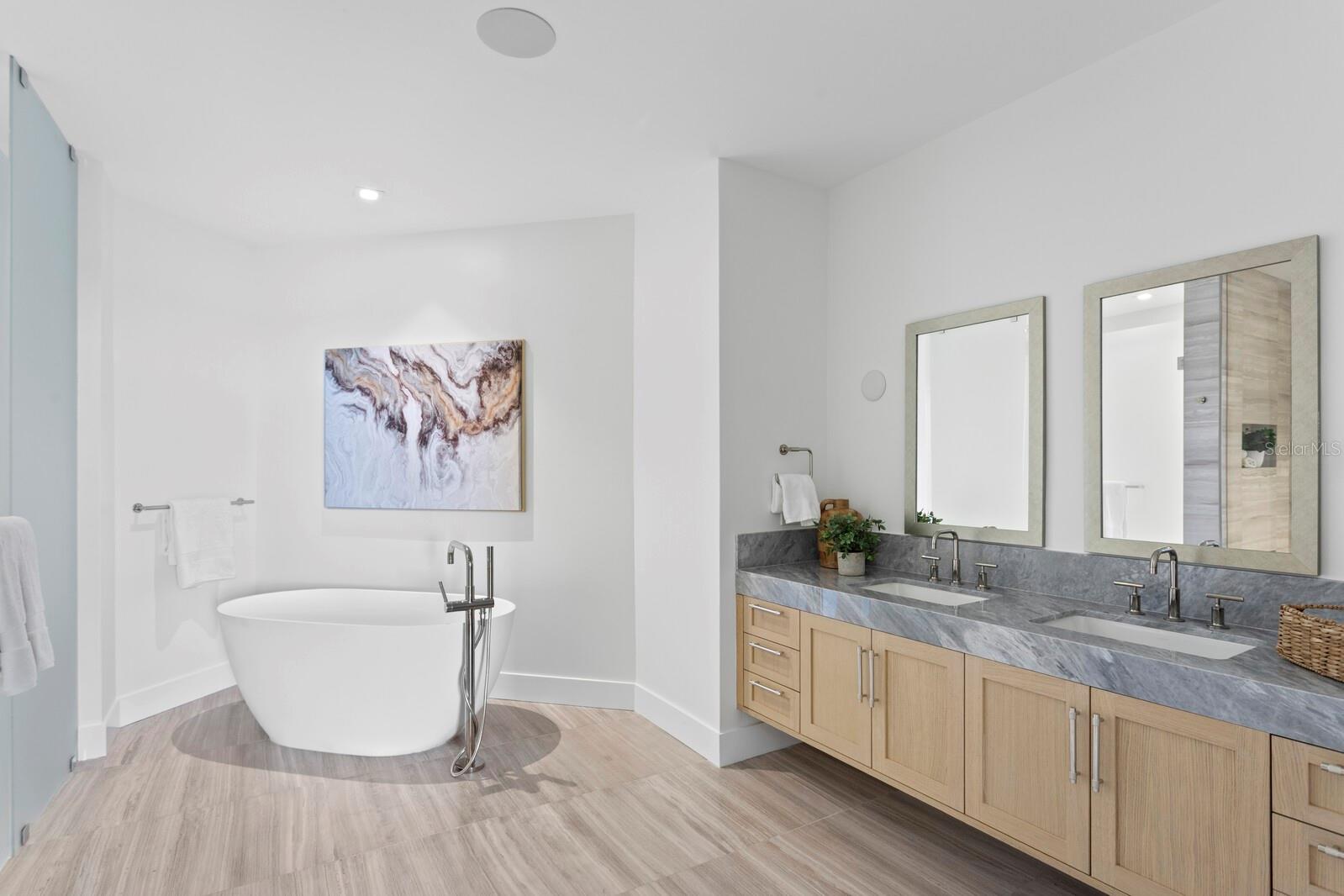Image 32 of 95 For 2912 Santiago Street 1201