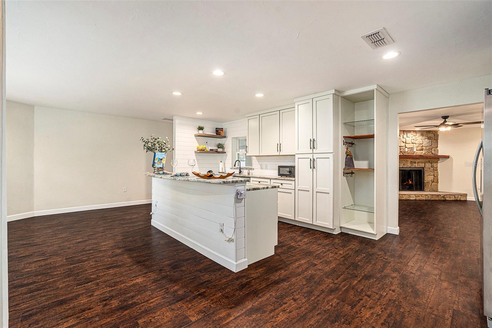 Listing photo id 7 for 5106 Five Acre Rd