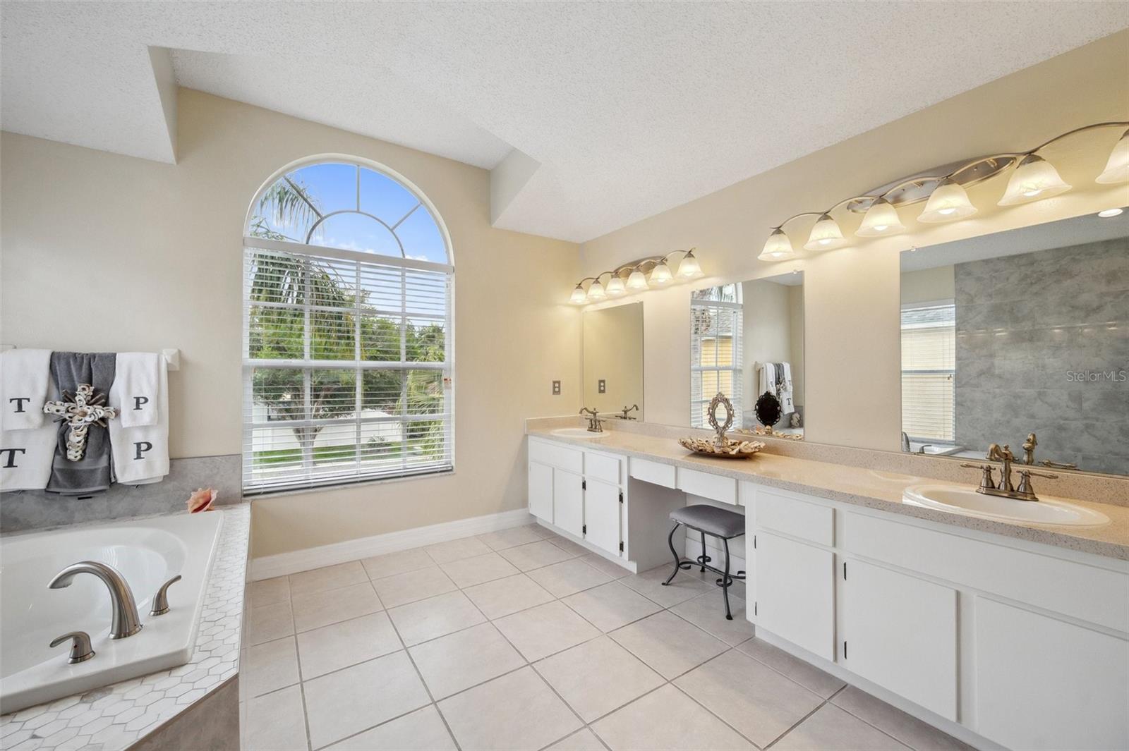 Listing photo id 39 for 27133 Sea Breeze Way