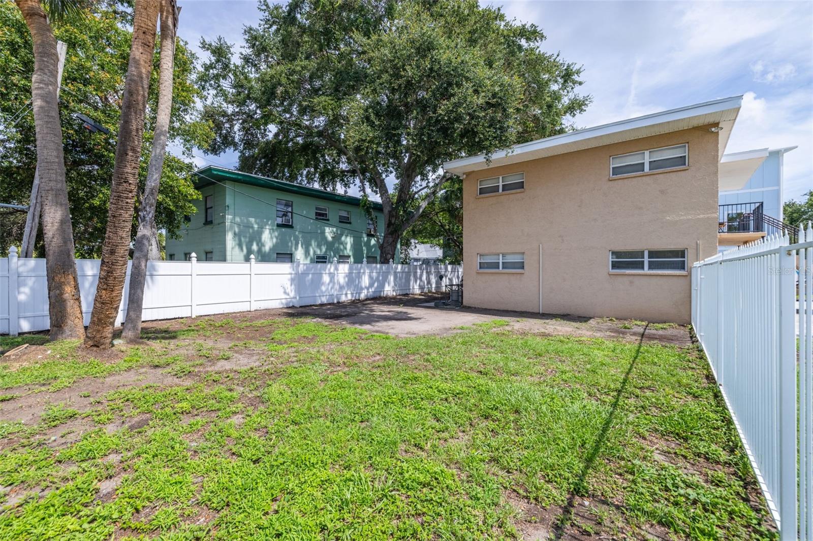 Image 4 of 50 For 1799 Russell Street S