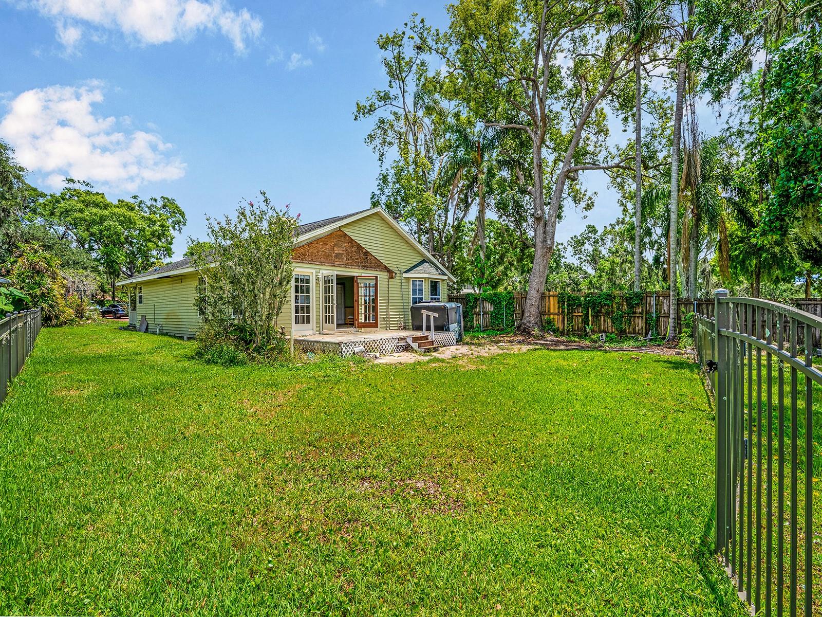 Listing photo id 17 for 14808 Lake Magdalene Circle