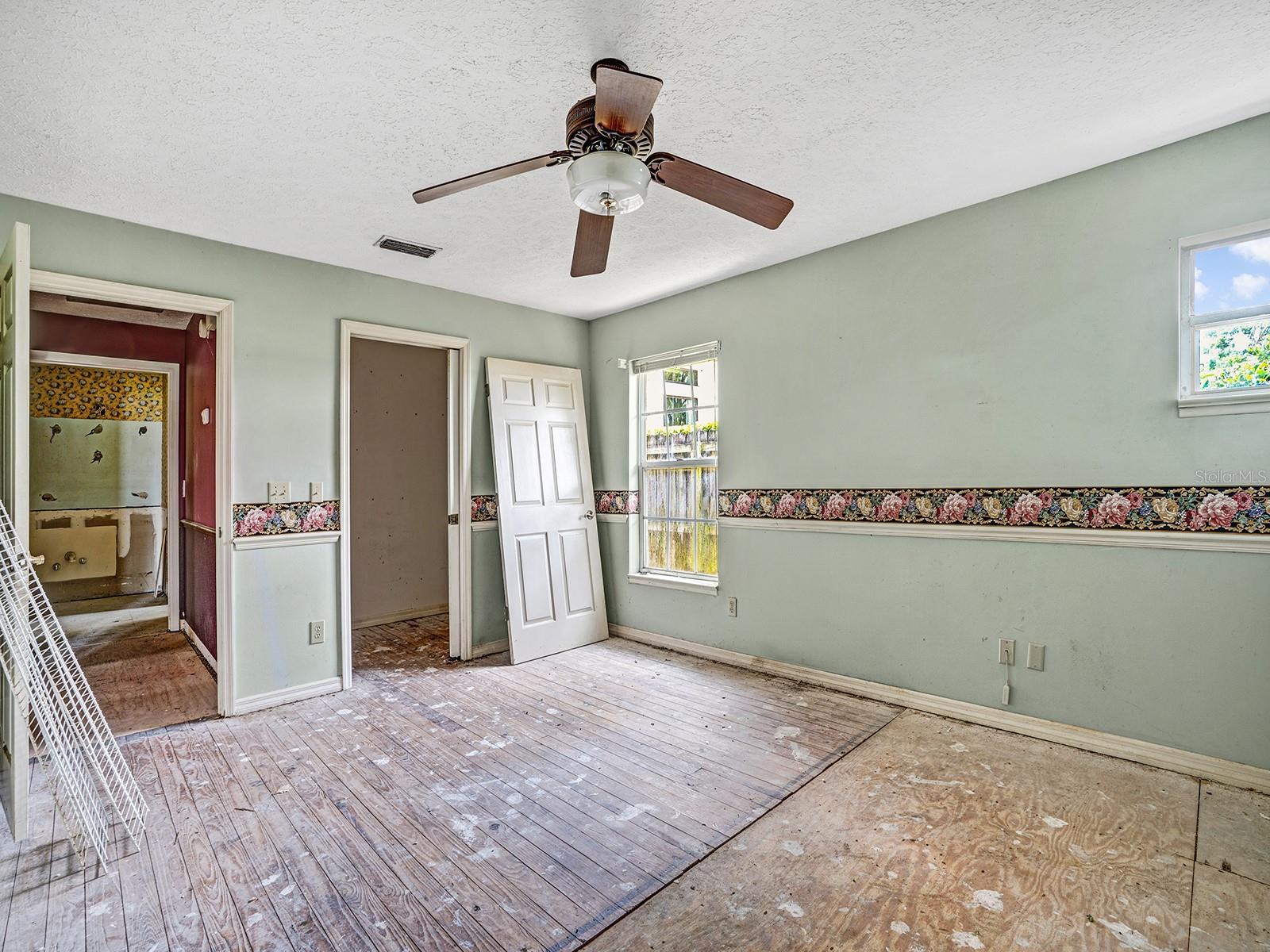 Listing photo id 2 for 14808 Lake Magdalene Circle