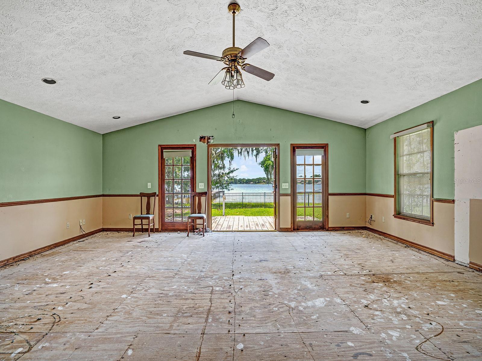 Listing photo id 3 for 14808 Lake Magdalene Circle