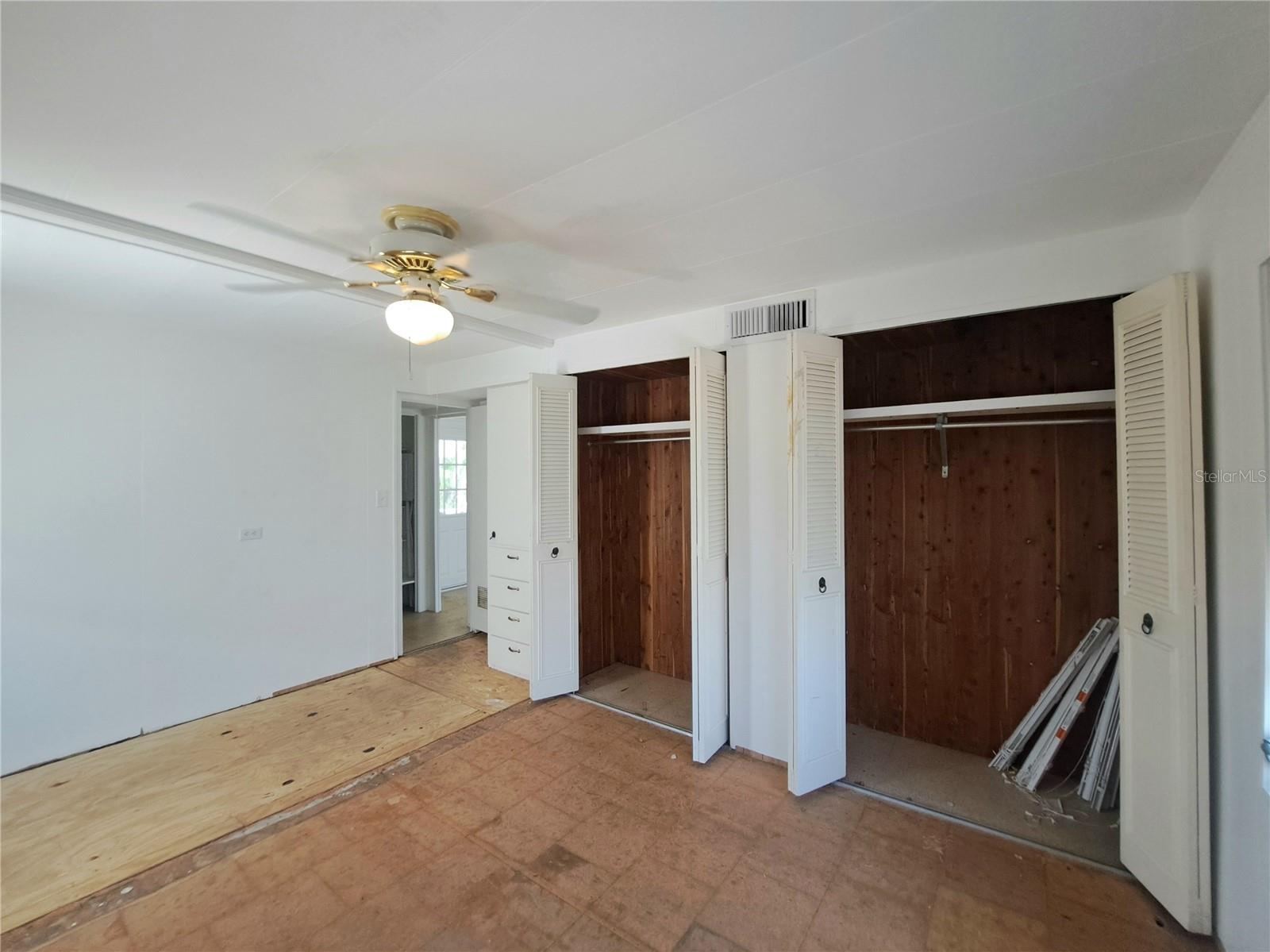 Listing photo id 13 for 4851 Gandy Boulevard B12l23