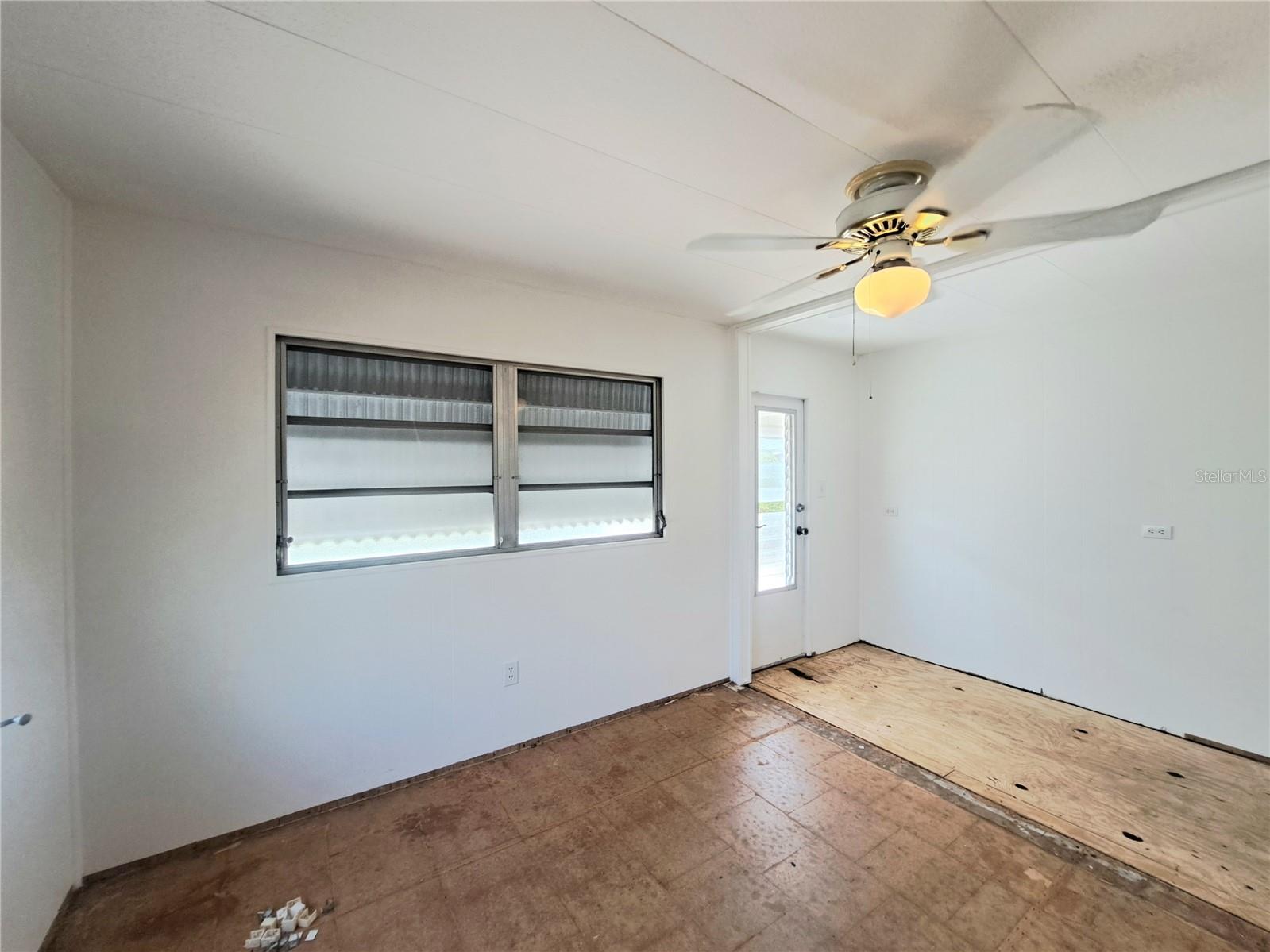 Listing photo id 16 for 4851 Gandy Boulevard B12l23