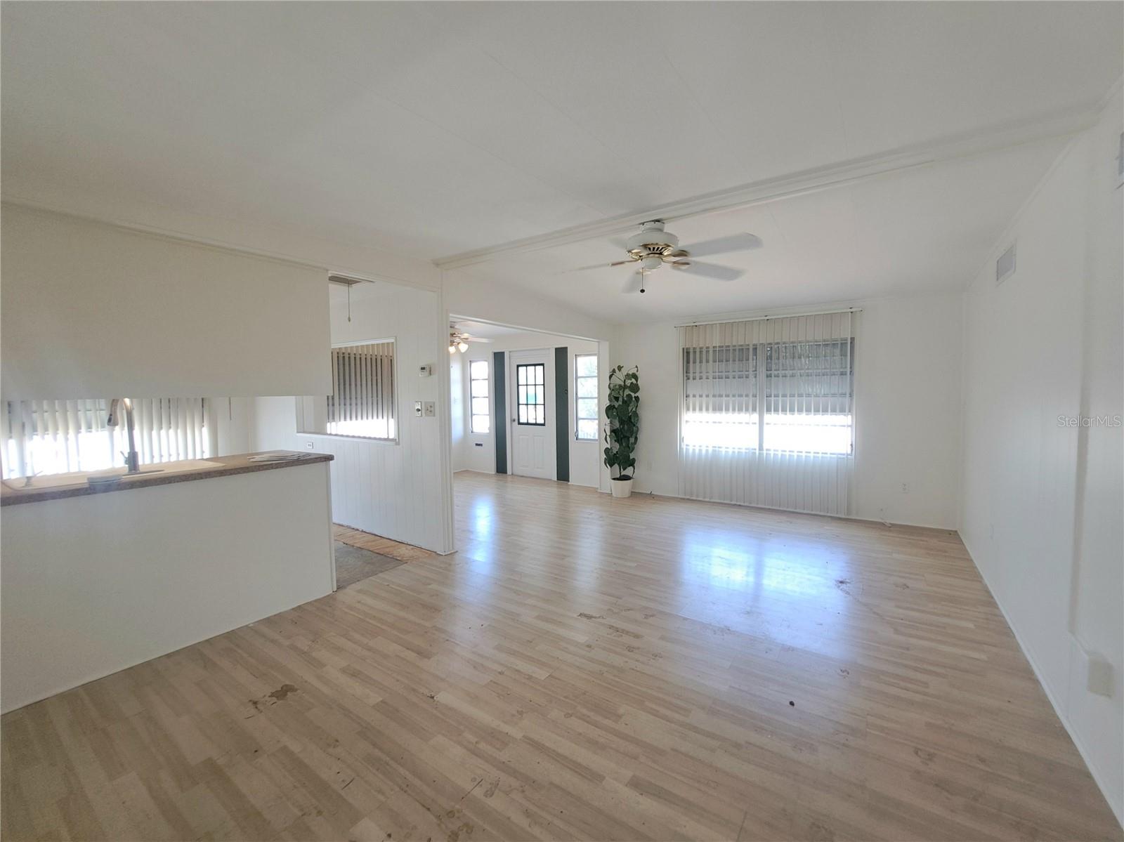 Listing photo id 2 for 4851 Gandy Boulevard B12l23