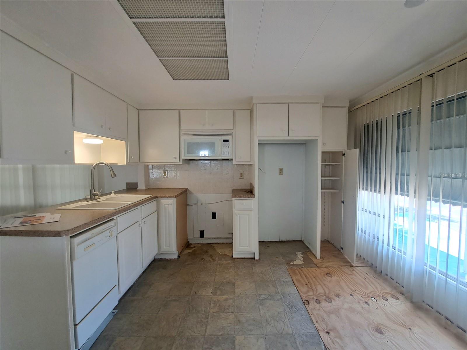 Listing photo id 3 for 4851 Gandy Boulevard B12l23