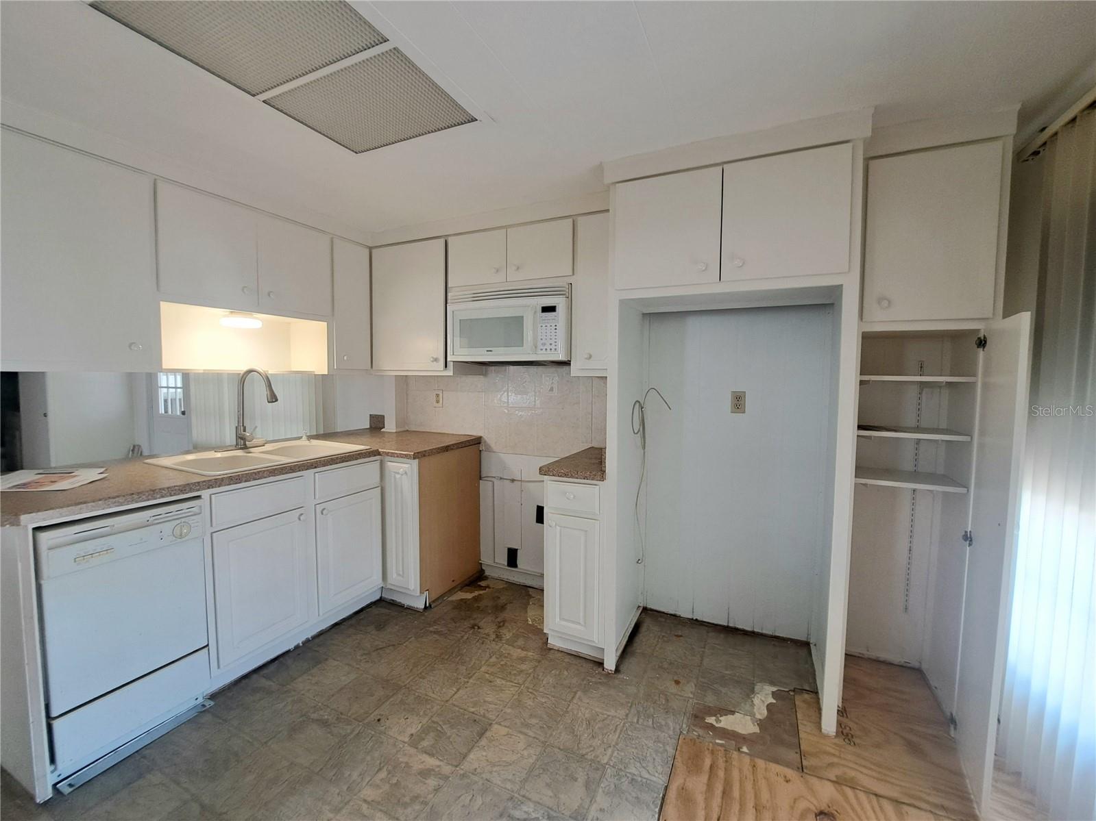 Listing photo id 4 for 4851 Gandy Boulevard B12l23