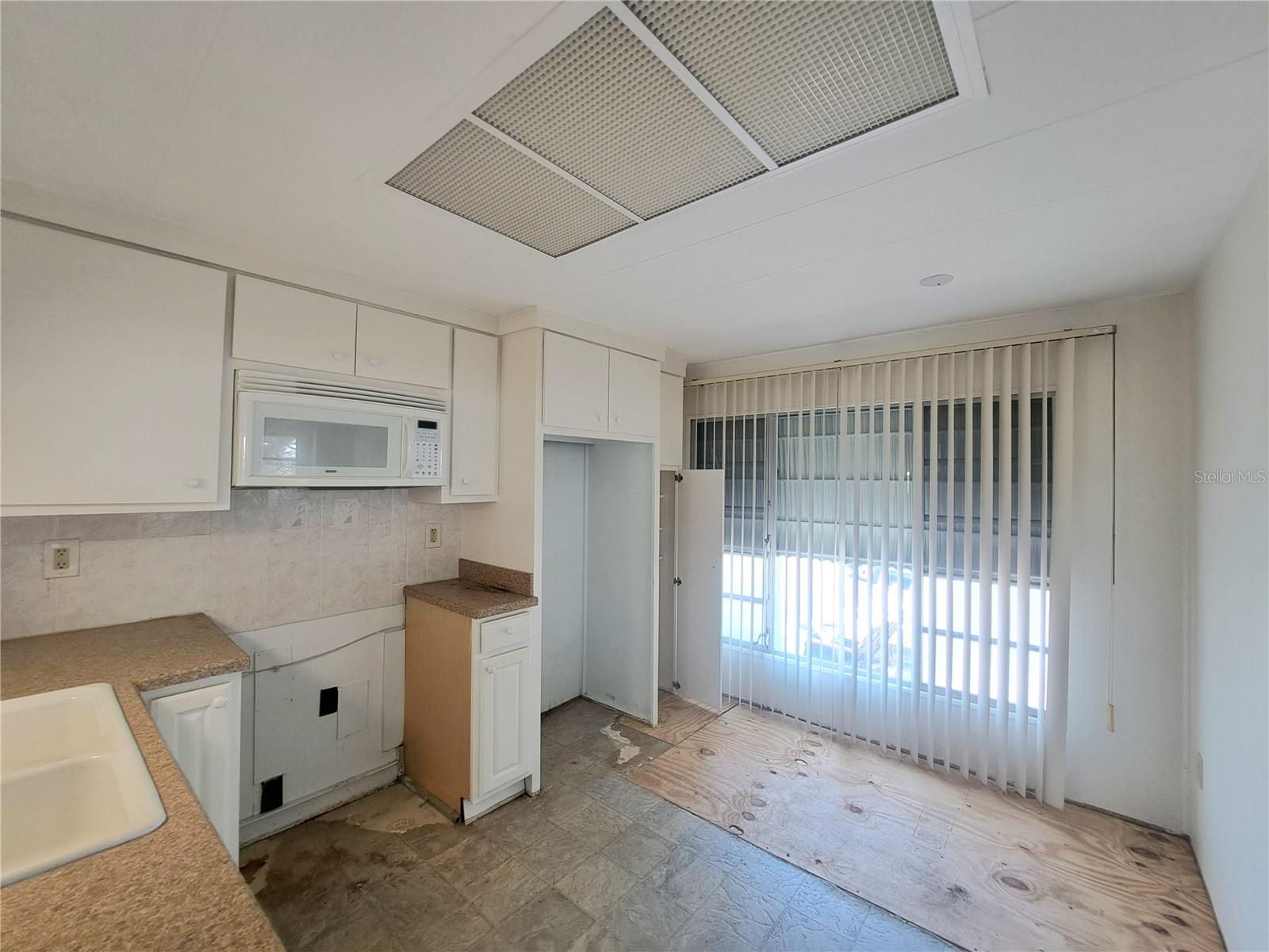 Listing photo id 6 for 4851 Gandy Boulevard B12l23