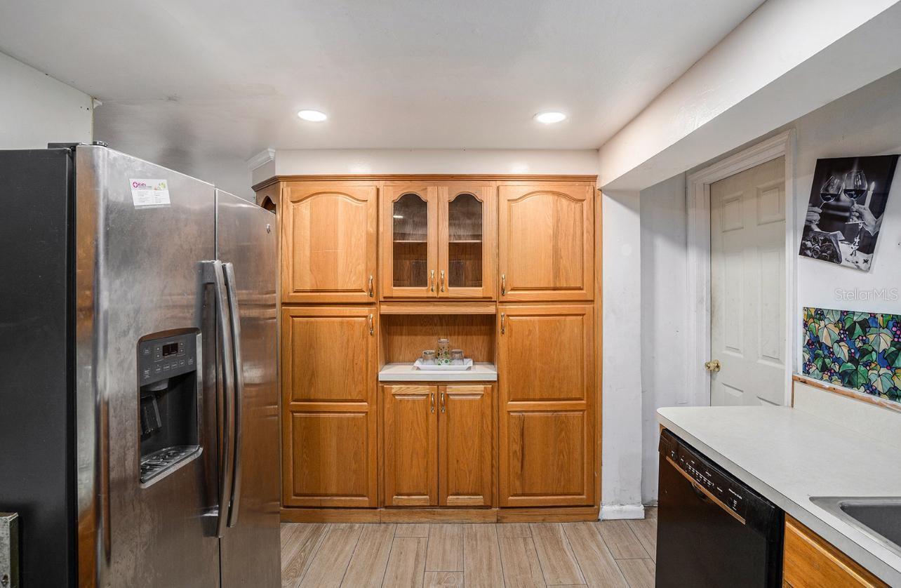Listing photo id 8 for 8401 Pinewood Street