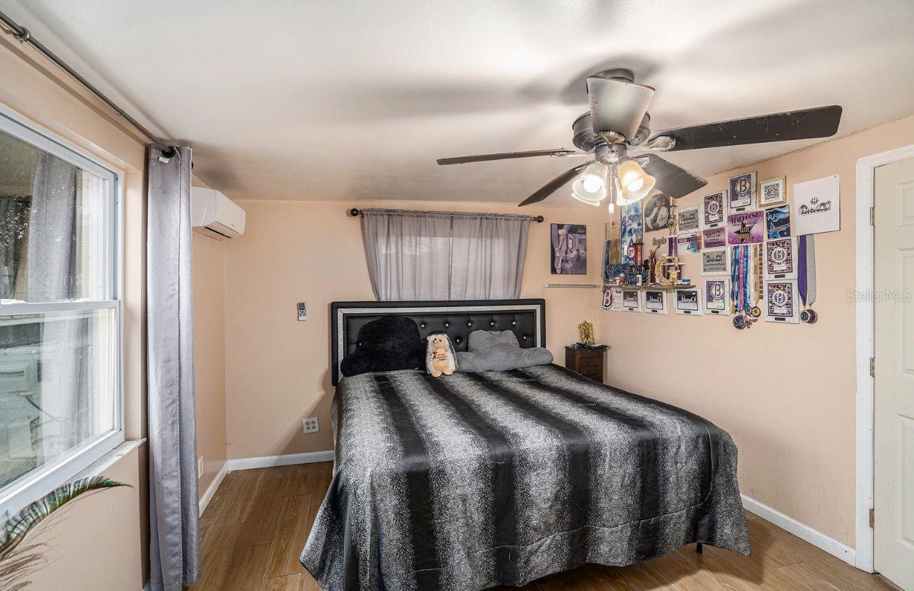 Listing photo id 9 for 8401 Pinewood Street
