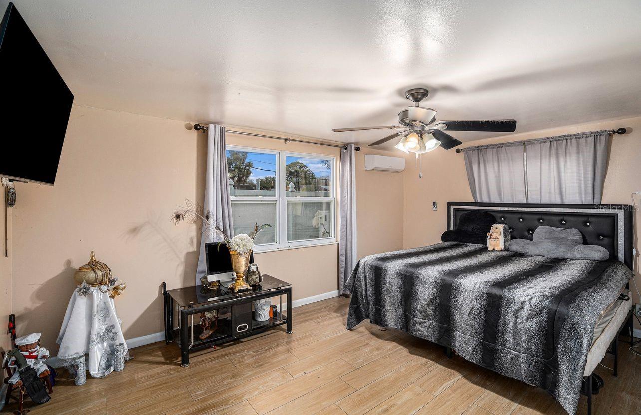 Listing photo id 10 for 8401 Pinewood Street