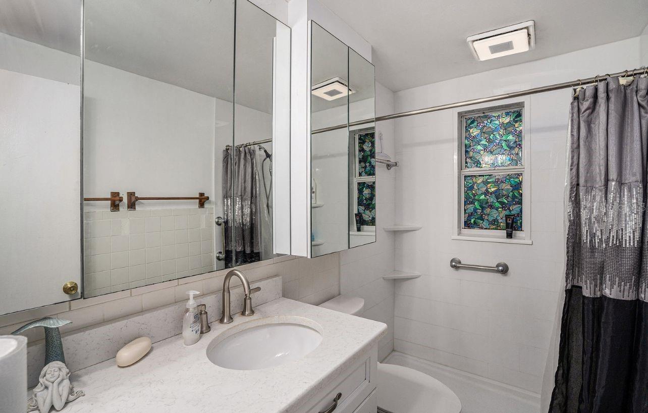 Listing photo id 11 for 8401 Pinewood Street