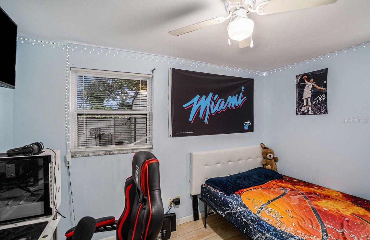 Listing photo id 12 for 8401 Pinewood Street