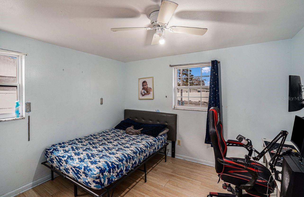 Listing photo id 14 for 8401 Pinewood Street