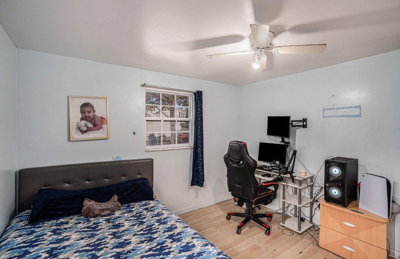 Listing photo id 15 for 8401 Pinewood Street
