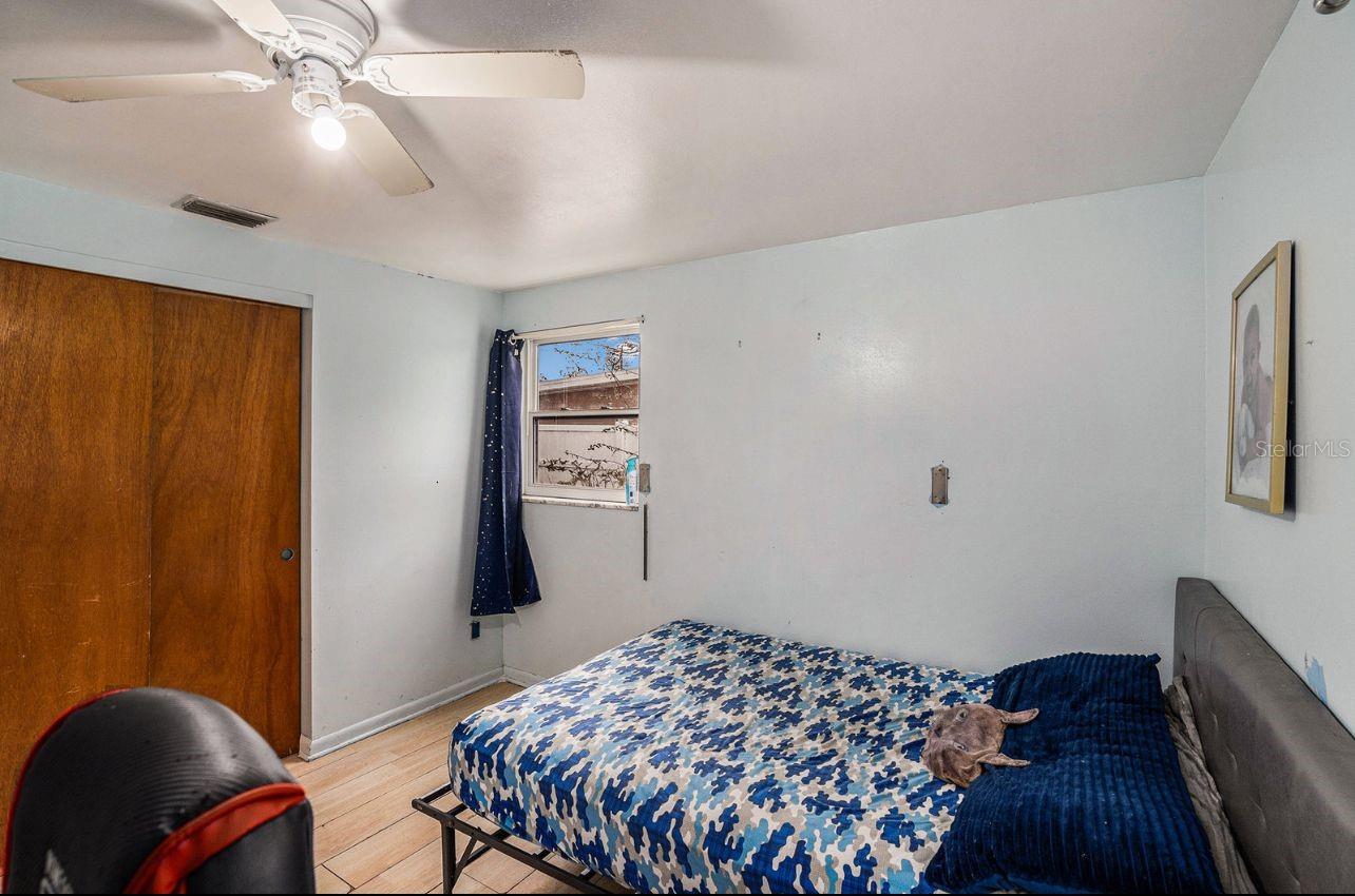 Listing photo id 16 for 8401 Pinewood Street