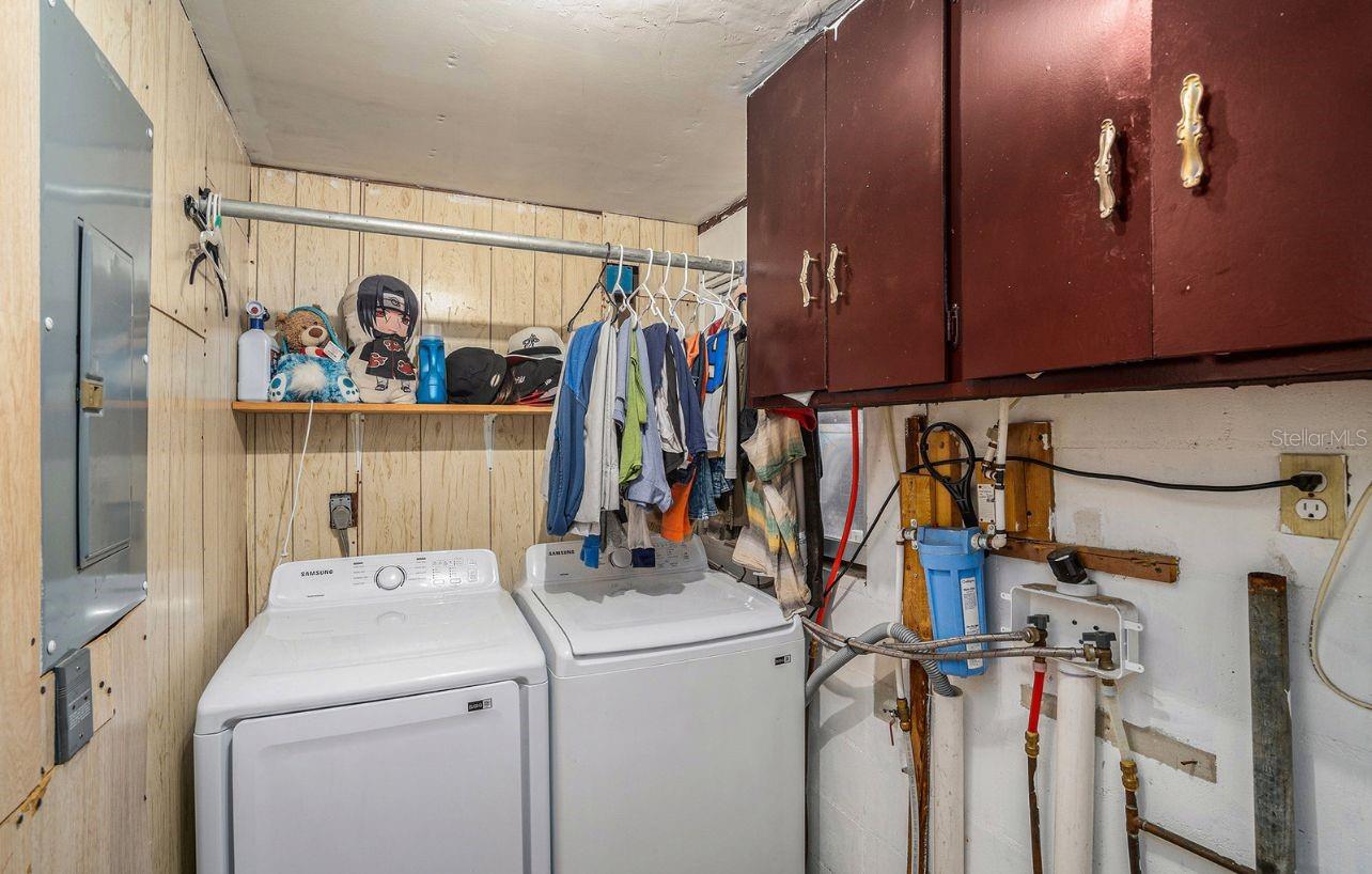 Listing photo id 19 for 8401 Pinewood Street
