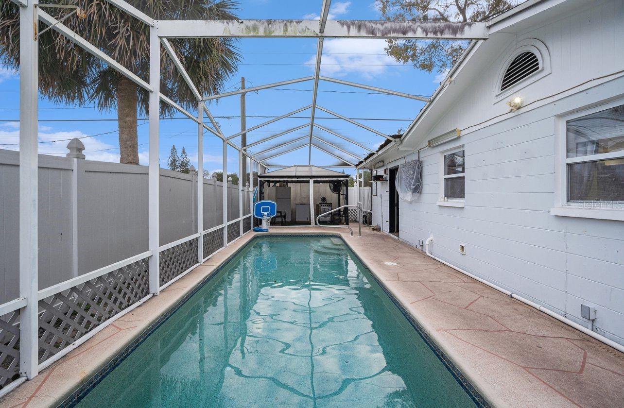 Listing photo id 21 for 8401 Pinewood Street