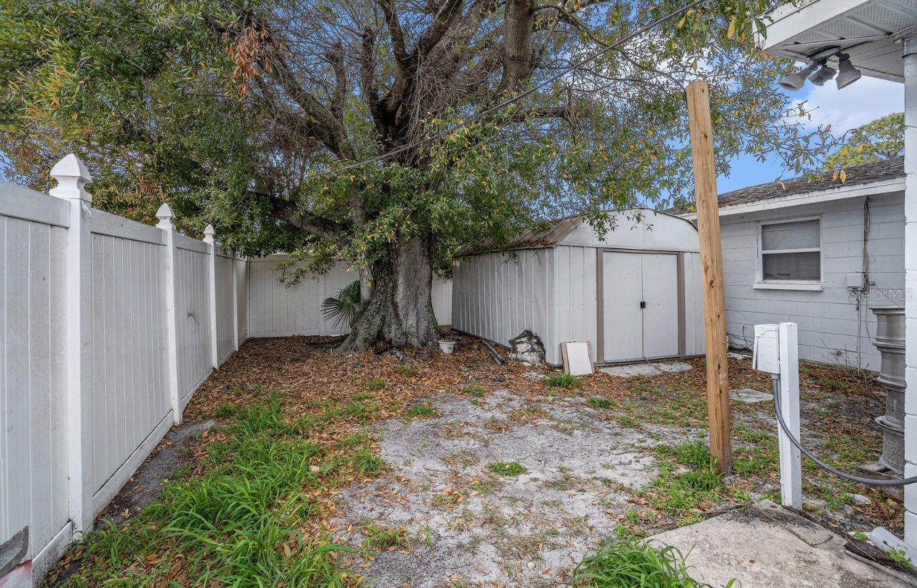 Listing photo id 22 for 8401 Pinewood Street