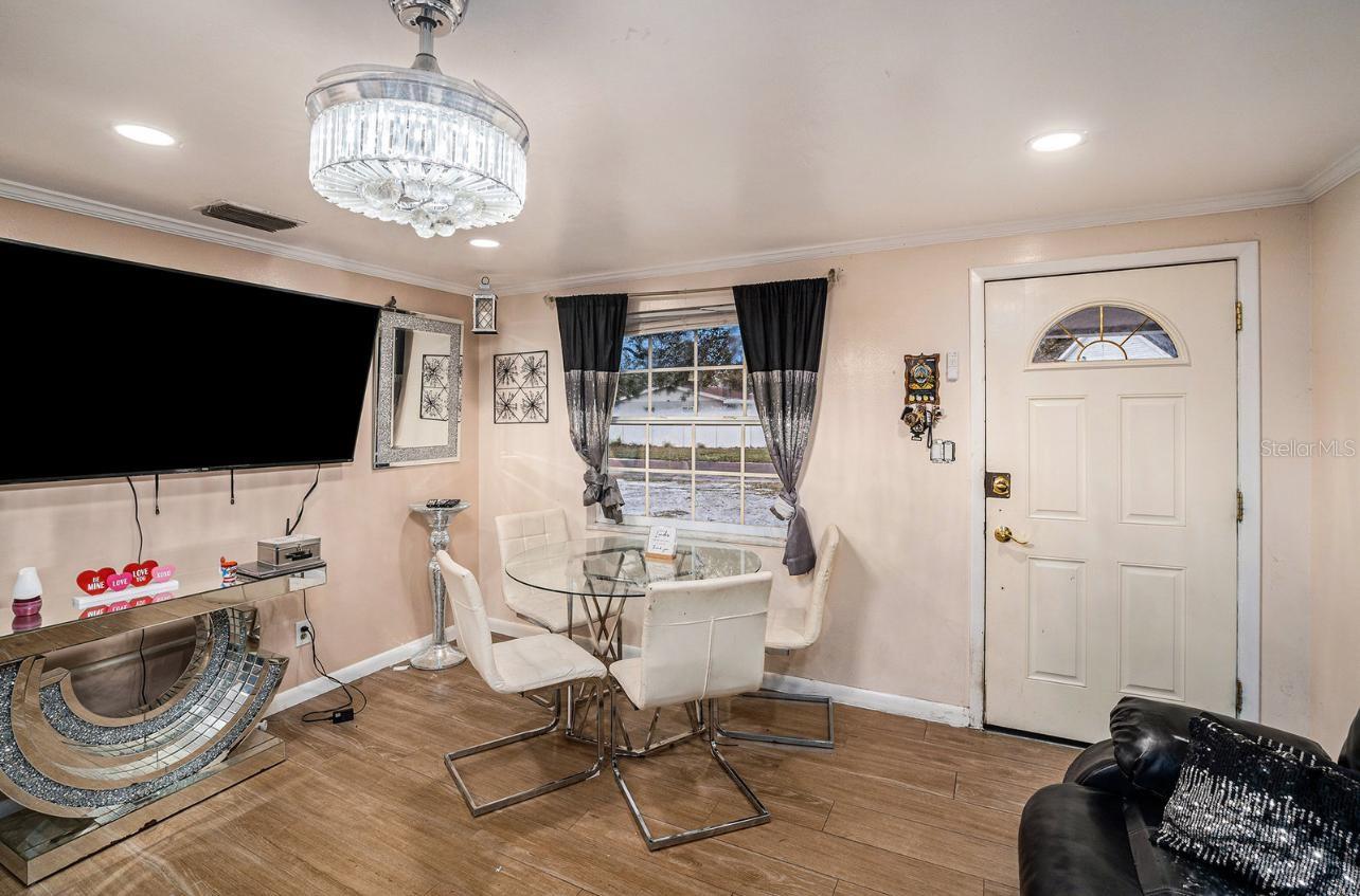 Listing photo id 3 for 8401 Pinewood Street