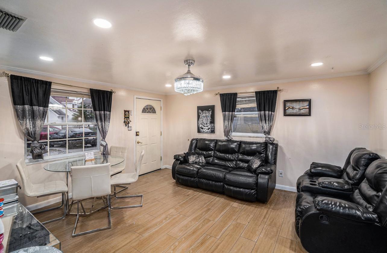 Listing photo id 4 for 8401 Pinewood Street