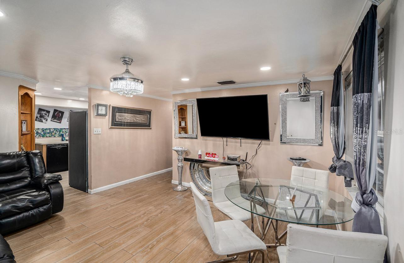 Listing photo id 5 for 8401 Pinewood Street