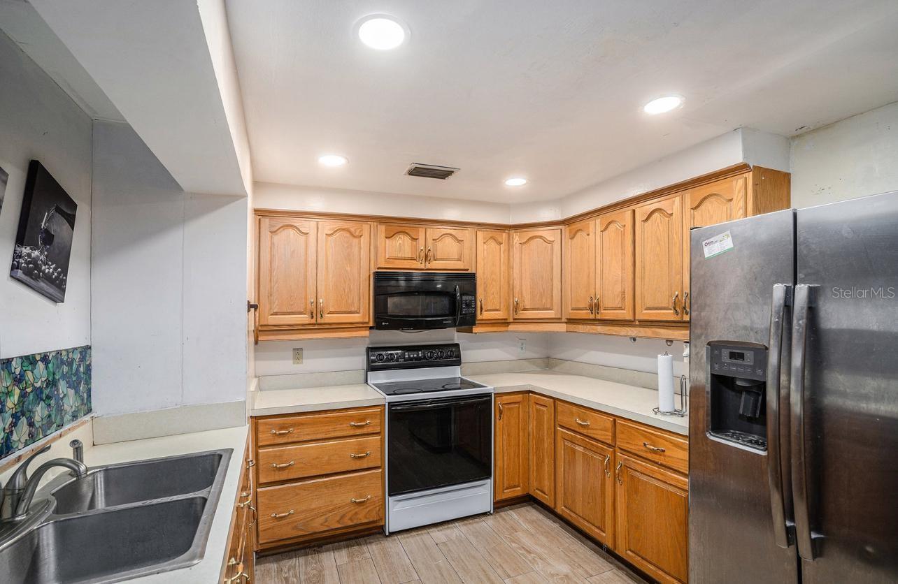Listing photo id 6 for 8401 Pinewood Street