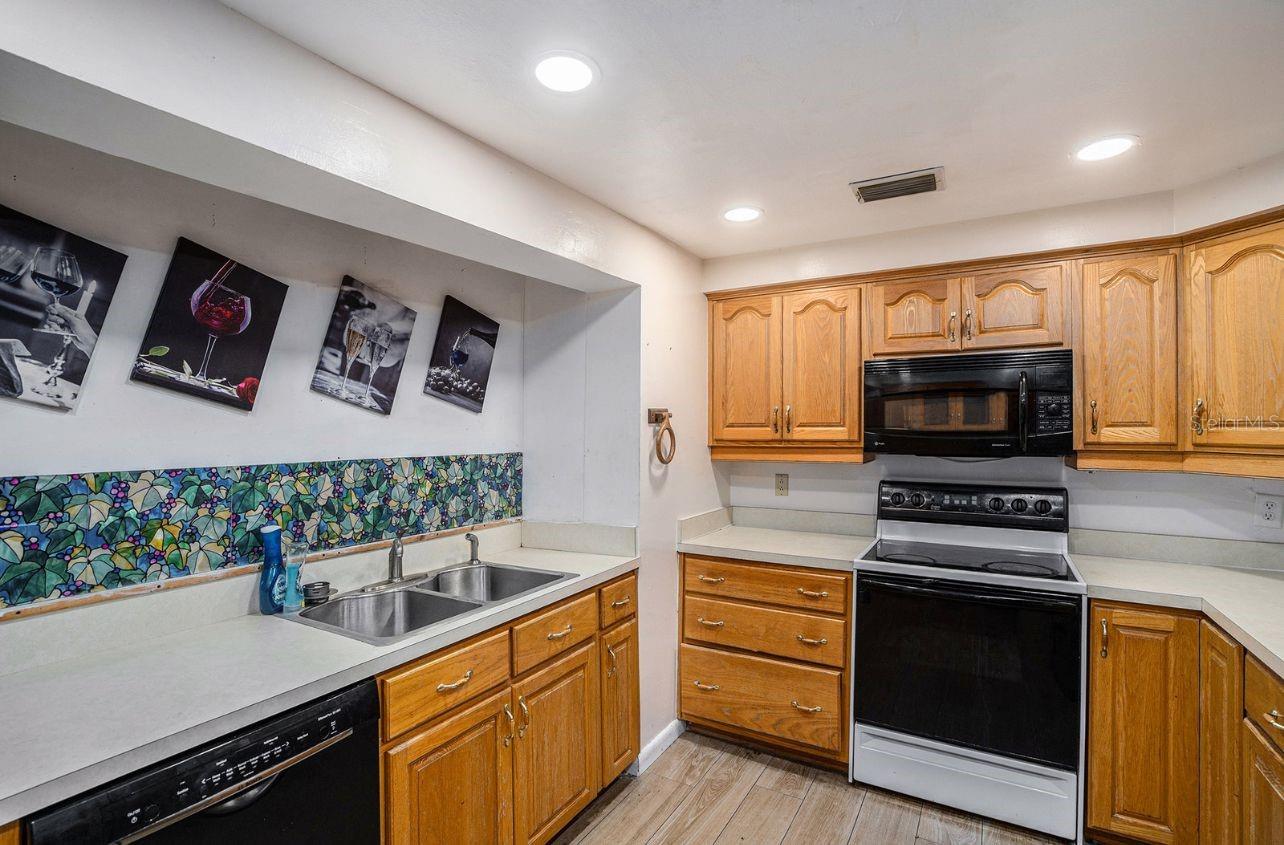 Listing photo id 7 for 8401 Pinewood Street