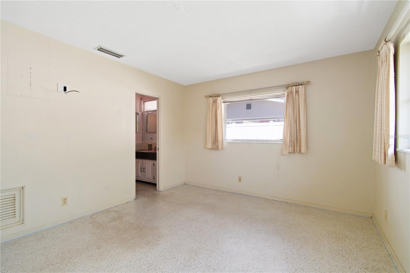Image 25 of 44 For 13898 Jamaica Drive