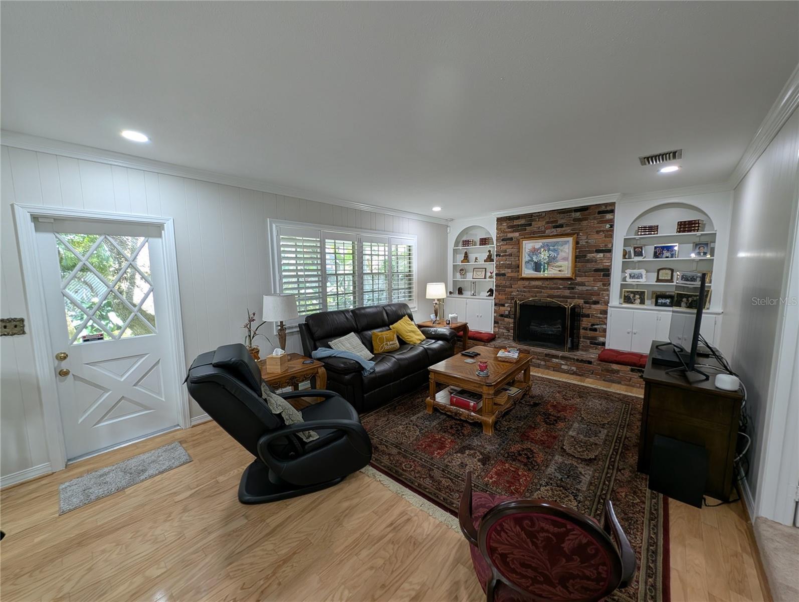 Image 20 of 55 For 210 Kingsway Drive
