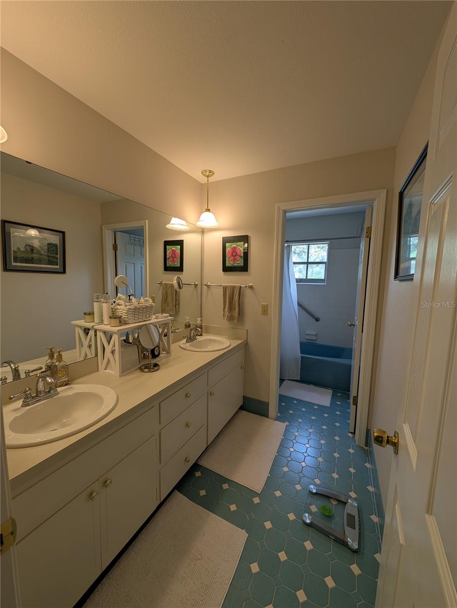 Image 39 of 55 For 210 Kingsway Drive