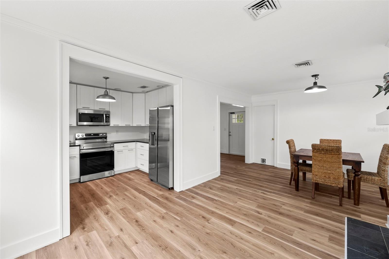 Image 14 of 39 For 549 39th Avenue Ne